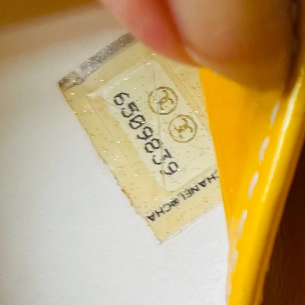 CHANEL  Enamel Yellow triple CC logo Tote bag w/ Pouch  & unbranded dust bag 🔥 - Picture 2 of 15